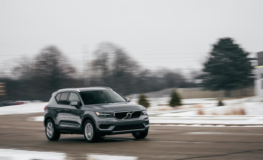  Volvo XC40 T4 Momentum 2018 года  (NA) (фото 9 из 36)